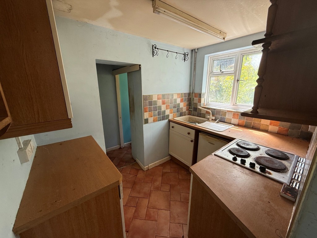 Lot: 86 - END-TERRACE COTTAGE FOR IMPROVEMENT - Kitchen
